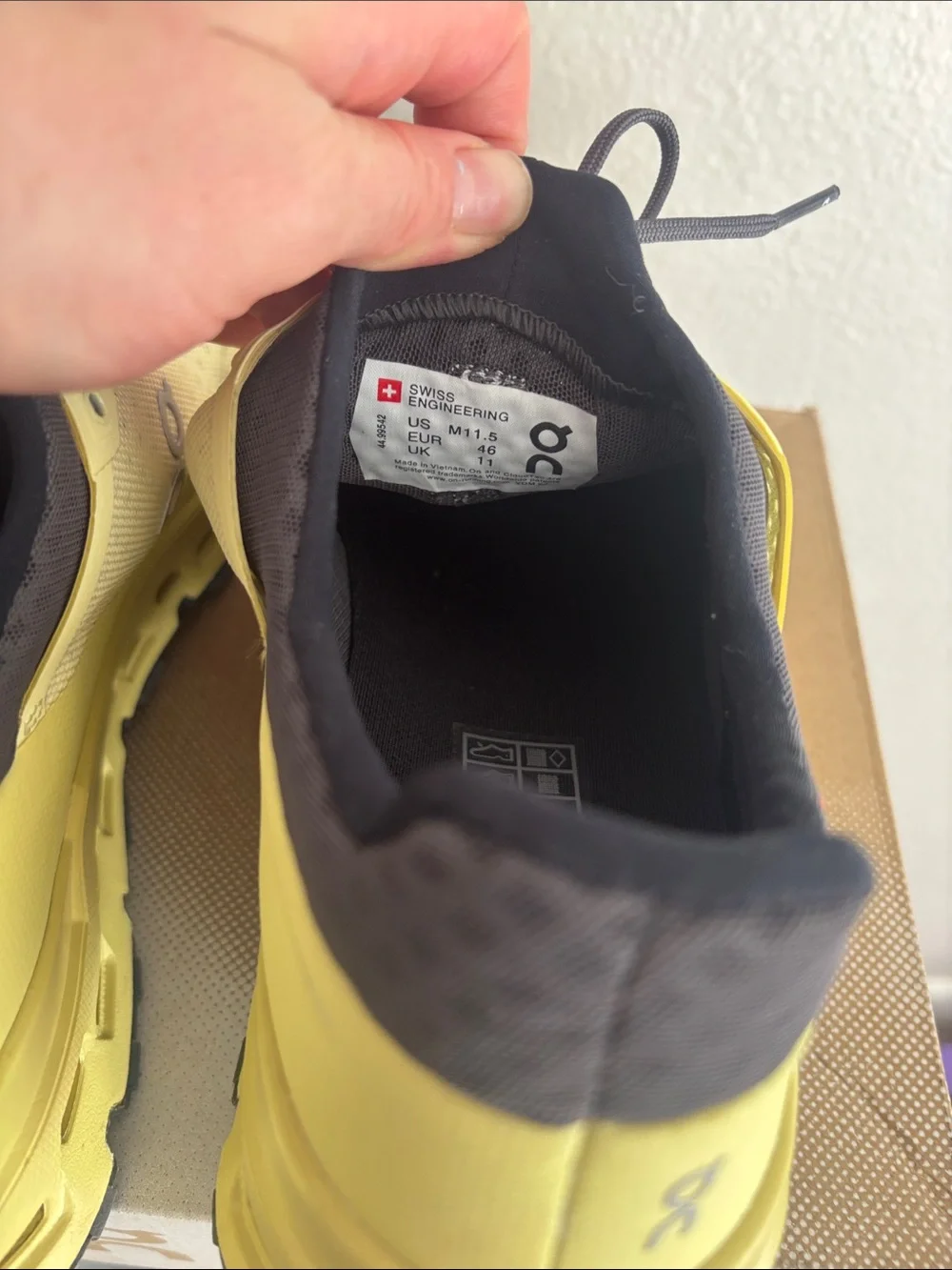 On Running Men’s limelight and Black Trail Running Shoes